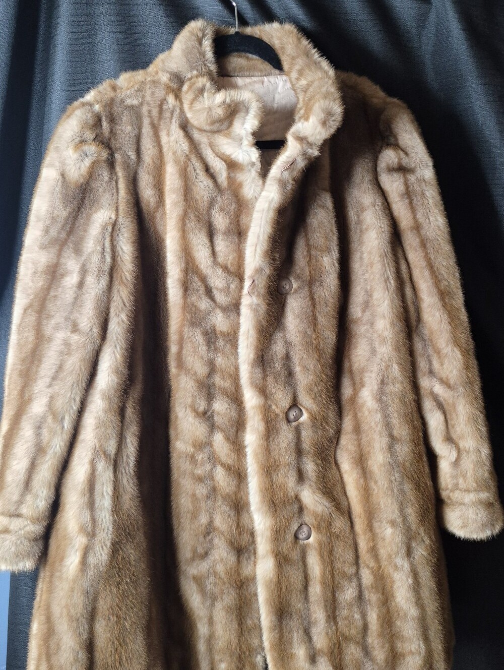 Luxurious Women's Fur Coat in Light Brown Vintage